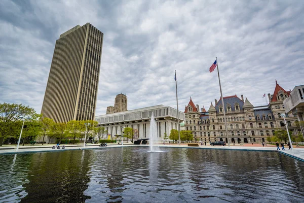 Budynki i fontanny w Empire State Plaza, w Albany, nowy Yo — Zdjęcie stockowe