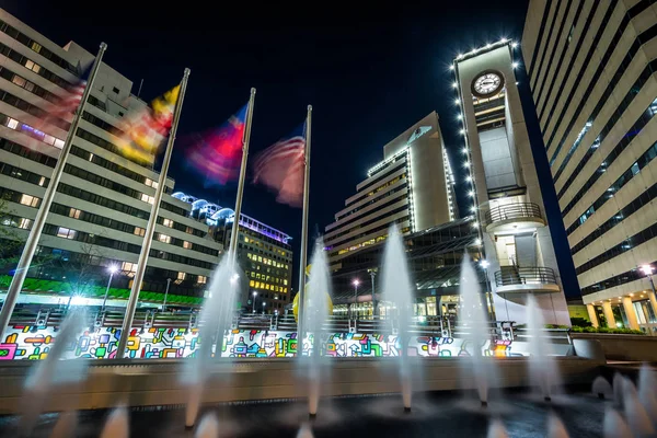 Fuentes y edificios modernos por la noche, en el centro de Bethesda, M —  Fotos de Stock