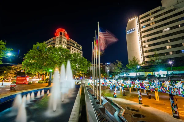 Fountains and modern buildings at night, in downtown Bethesda, M — Stock Photo, Image