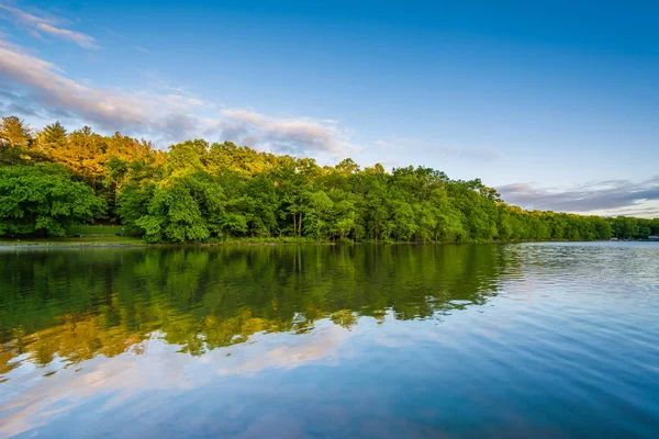 Needwood jezioro o zachodzie słońca, Upper Rock Creek Park w Derwood, Ma — Zdjęcie stockowe