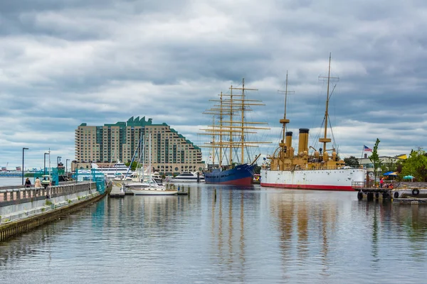 Здания и исторические корабли в Penn 's Landing в Филадельфии , — стоковое фото