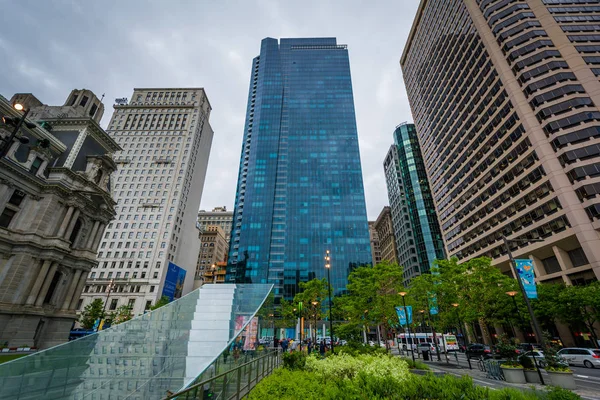 Dilworth Park and modern buildings in Center City, Philadelphia, — Stock Photo, Image