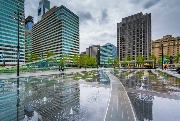 Fonteinen Dilworth Park en modern gebouw in het centrum-Cit — Stockfoto