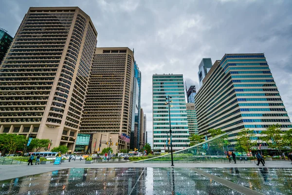 Fuentes en Dilworth Park y edificio moderno en el Center Cit —  Fotos de Stock