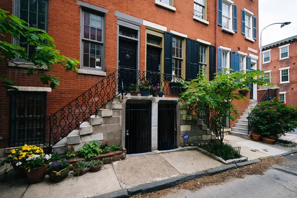 Historic brick row houses along Waverly Street, in Philadelphia, — Stock Photo, Image