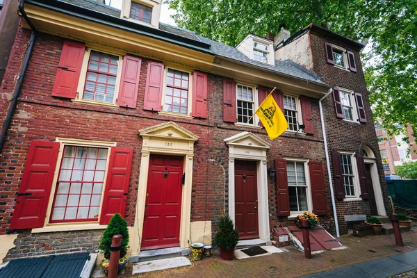 Historic row houses at Elfreth's Alley, in Philadelphia, Pennsyl — Stock Photo, Image