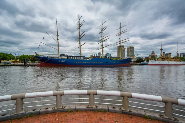 Исторический корабль в Пеннс-Лэндинг, Филадельфия, Пенсильвания . — стоковое фото