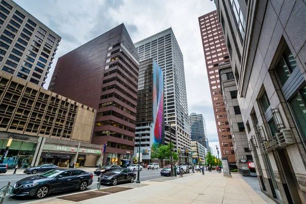 Bâtiments modernes le long de Market Street dans le centre-ville, Philadelphes — Photo