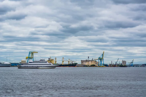 View of a port along the Delaware River, from Penn's Landing in — Stock Photo, Image