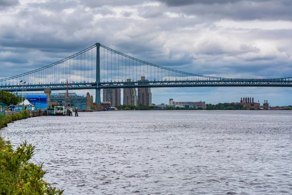 Delaware floden och Ben Franklin Bridge, sett från Penn Lan — Stockfoto