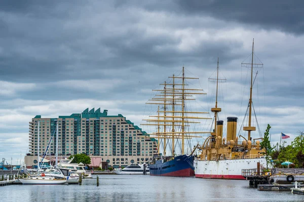 Ships and buildings at Penn's Landing, in Philadelphia, Pennsylv — Stock Photo, Image