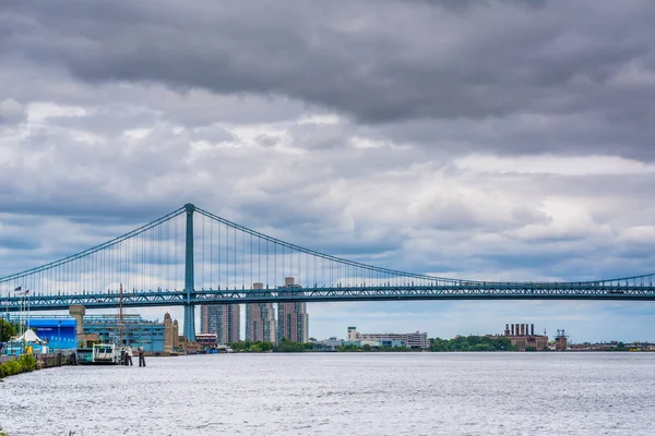 O rio Delaware e a ponte Ben Franklin, vista de Penn 's Lan — Fotografia de Stock