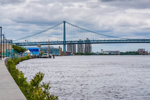 The Delaware River and Ben Franklin Bridge, seen from Penn's Lan — Stock Photo, Image