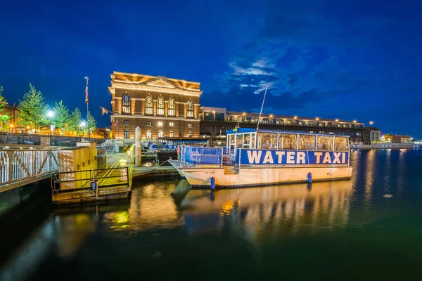 En båttaxi längs Fells Point vattnet på natten, i Balti — Stockfoto