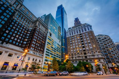 Benjamin Franklin Parkway Philad gece boyunca binalar