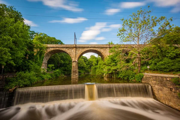 A dam on Wissahickon Creek and old railroad bridge, in Philadelp — Stock Photo, Image