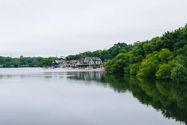 Boathouse Row, вдоль реки Фелкилл, в Филадельфии, Пенсильвания — стоковое фото