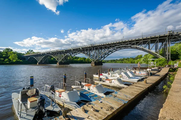 Båtar och Strawberry Mansion bron över Schuylkill Rive — Stockfoto