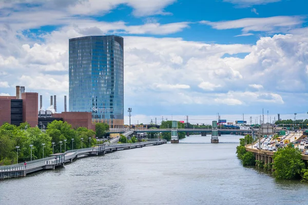 Domy podél řeky Schuylkill, ve Philadelphii, Pennsylva — Stock fotografie