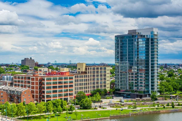 Buildings along the Schuylkill River, in Philadelphia, Pennsylva — Stock Photo, Image