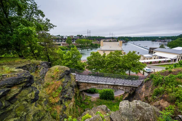 Klippen und Brücke über dem Wasserwerk Fairmount in Philadelphia, Pennsylvania — Stockfoto