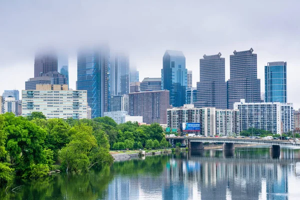 Vista nebbiosa dello skyline di Filadelfia e del fiume Schuylkill in P — Foto Stock