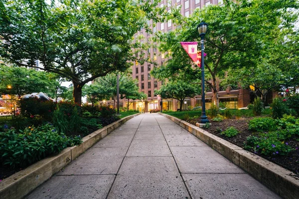Trädgård och gångväg vid en park i Center City, Philadelphia, Penns — Stockfoto