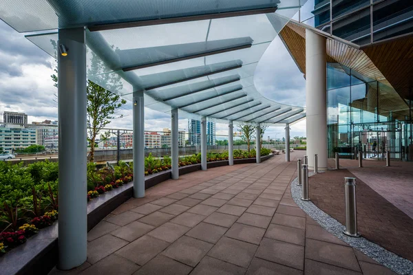 Moderno edificio y pasarela en Philadelphia, Pennsylvania . — Foto de Stock