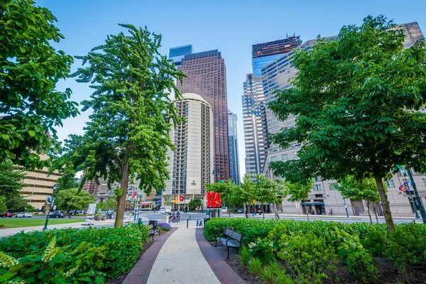 Syster städer Park och byggnader längs Benjamin Franklin Parkway — Stockfoto