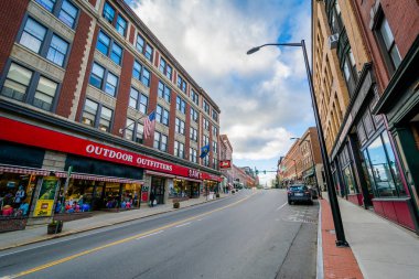 Main Street, boyunca şehir Brattleboro, Vermont binalar.