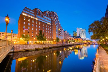 Gece, liman bölgesinde Inner Harbor boyunca binalar 