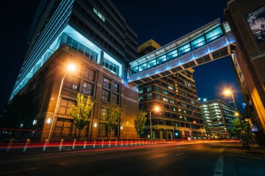 Gece şehir Balt Lombard Street boyunca modern binalar