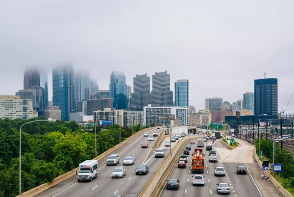 The Schuylkill Expressway and Center City skyline in fog, in Phi — Stock Photo, Image