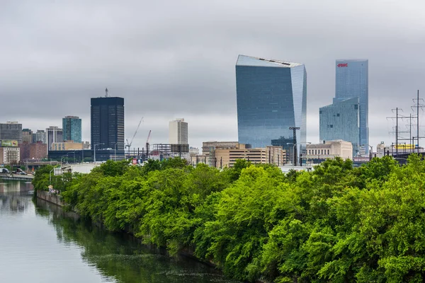 Schuylkill floden och byggnader i västra Philadelphia, Pennsylva — Stockfoto