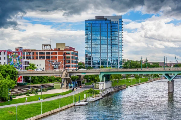 Walnut Street Bridge a budovy podél Schuylkill Rive — Stock fotografie