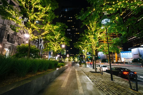 Trees with lights and a walkway at night, at Dilworth Park in th — Stock Photo, Image
