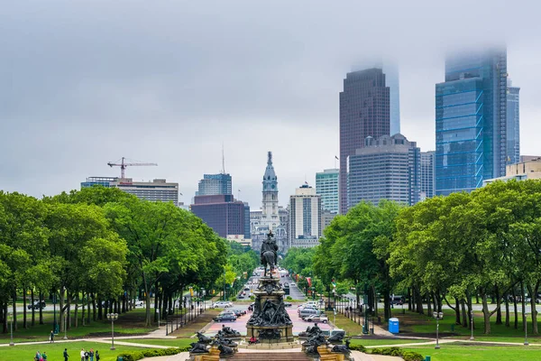 Zobacz Eakins owalne i budynków w centrum miasta, Philadelphia, — Zdjęcie stockowe