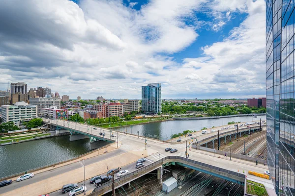 Vue des rues et des voies ferrées le long de la rivière Schuylkill i — Photo