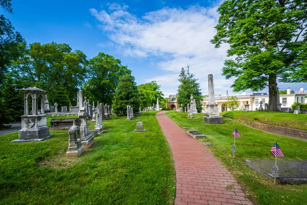 Walkway and graves at Laurel Hill Cemetery, in Philadelphia, Pen — Stock Photo, Image