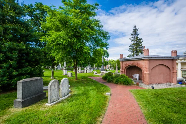 Gångväg och gravar på Laurel Hill Cemetery, i Philadelphia, penna — Stockfoto
