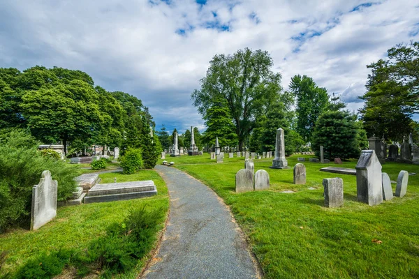 Chodnik i groby w Laurel Hill Cemetery w Filadelfii, pióro — Zdjęcie stockowe