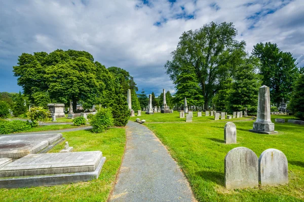 Walkway and graves at Laurel Hill Cemetery, in Philadelphia, Pen — Stock Photo, Image