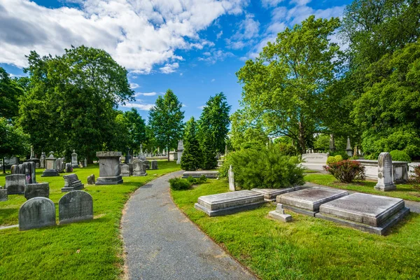 Chodník a hroby na hřbitově Laurel Hill, ve Philadelphii, pero — Stock fotografie
