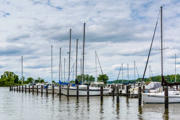 Barcos en un puerto deportivo en Havre de Grace, Maryland . — Foto de Stock