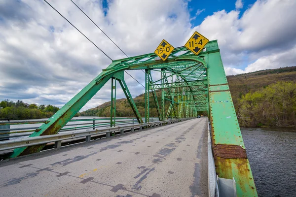 Most nad řekou Connecticut v Brattleboro, Vermont. — Stock fotografie