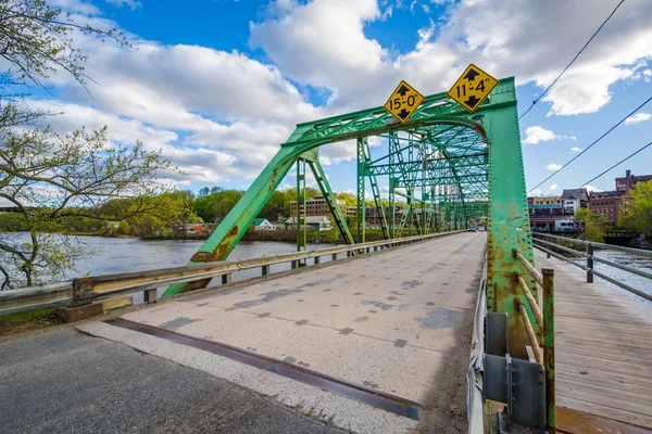 Most nad řekou Connecticut v Brattleboro, Vermont. — Stock fotografie