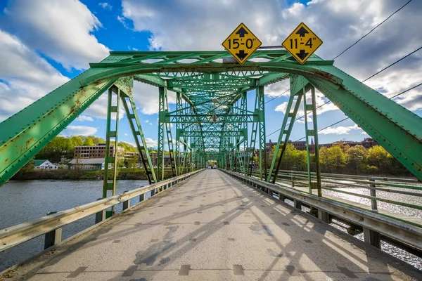 Most nad řekou Connecticut v Brattleboro, Vermont. — Stock fotografie