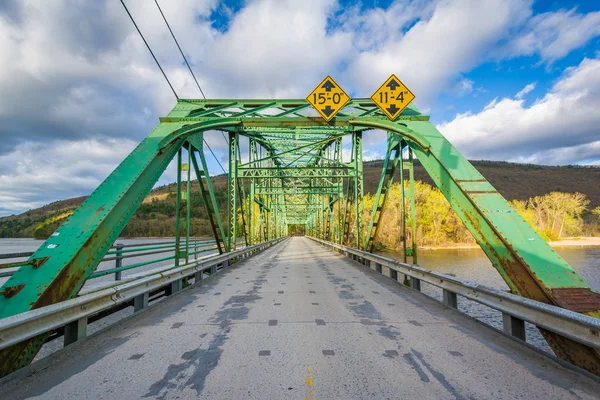 Most nad rzeką w stanie Connecticut, w Brattleboro, Vermont. — Zdjęcie stockowe