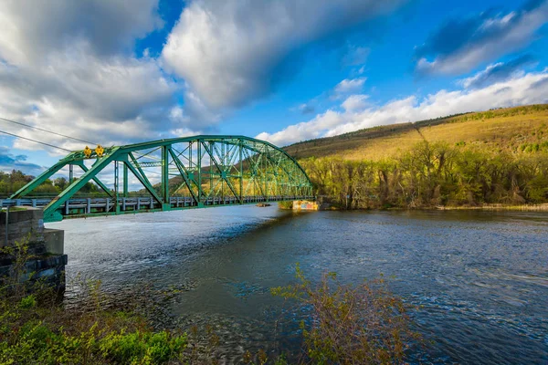 Ponte sul fiume Connecticut, a Brattleboro, Vermont . — Foto Stock