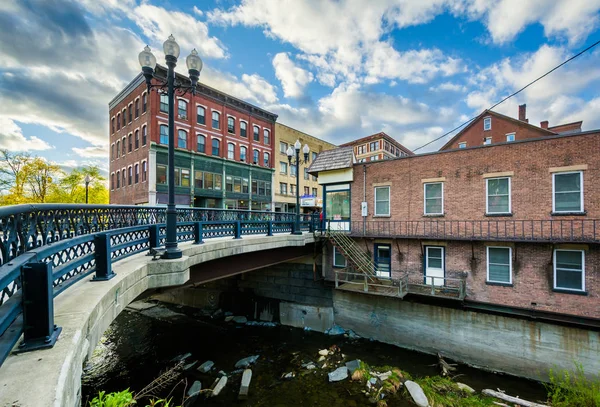 Byggnader längs Main Street, i centrala Brattleboro, Vermont. — Stockfoto